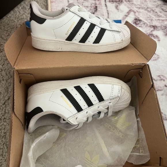 7k (7C) Adidas Superstar - Picture 1 of 2